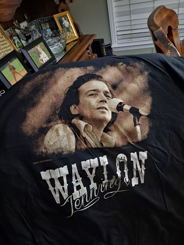 Customer photo review of Jim Marshall Waylon Jennings Picture Script Photo Tee