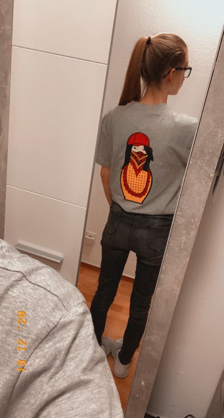Customer photo review of Matryoshka Damen Oversized T-Shirt grau by SAEBIS®