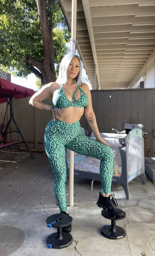 Customer photo review of Boa V-Cut Scrunch Leggings