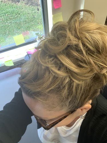 Customer photo review of JuvaBun Messy Bun