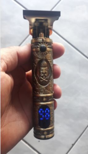 Customer photo review of IZZYCUT™ La tondeuse tendance pour cheveux et barbes avec Ecran LCD