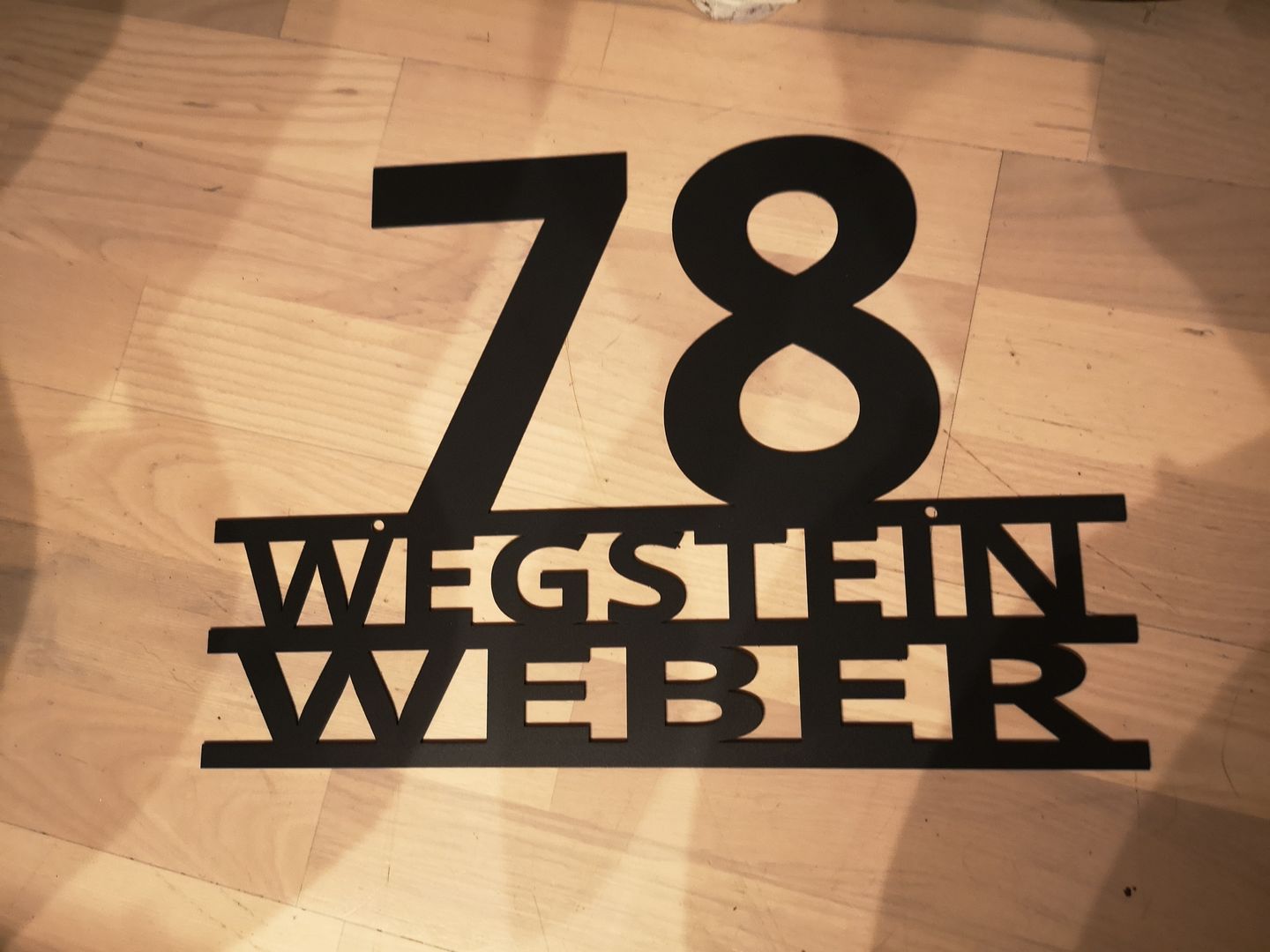 Customer photo review of Hausnummer "Modest Art" zweizeilig aus edlem Stahl mit Familiennamen