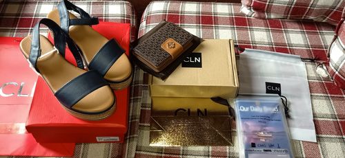 Customer photo review of Turlock Wedge Sandals