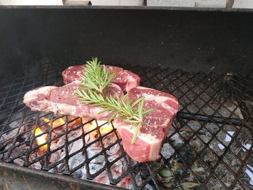 Reseña con foto de un cliente sobre Rib Eye Steak