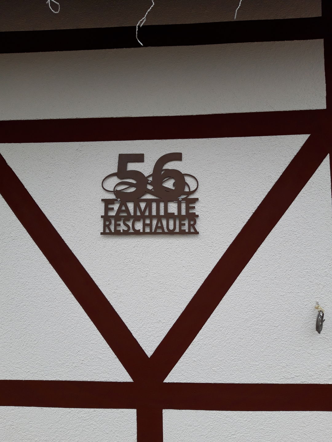 Customer photo review of Hausnummern-Monogramm "Ornamental Style" zweizeilig mit Namen (personalisierbar)