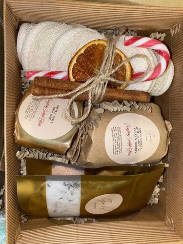 Customer photo review of Gold Christmas Gift Box Set