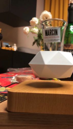 Vaso com Levitação Magnética
