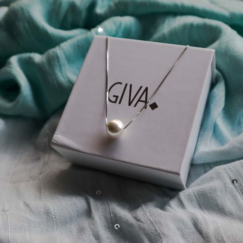 Customer photo review of Anushka Sharma White Pearl Moon Necklace