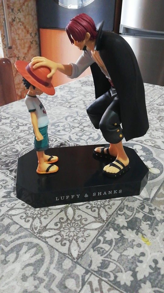 Customer photo review of Straw Hat Luffy & Red Hair Shanks