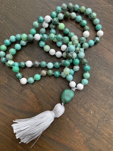 Customer photo review of 15.5" 8mm/10mm/12mm/14mm Moss Green Opal round beads, Natural Green grass agate