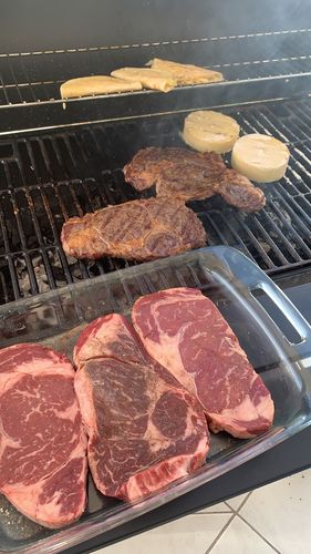 Reseña con foto de un cliente sobre Rib Eye Steak