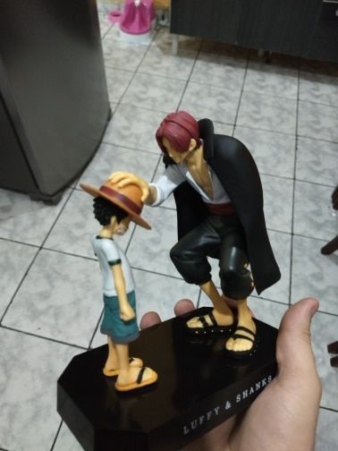 Customer photo review of Straw Hat Luffy & Red Hair Shanks