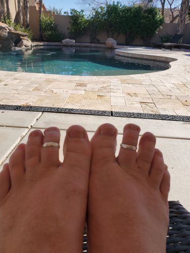 Customer photo review of 4mm Hawaiian Scroll Smooth Edge Toe Ring