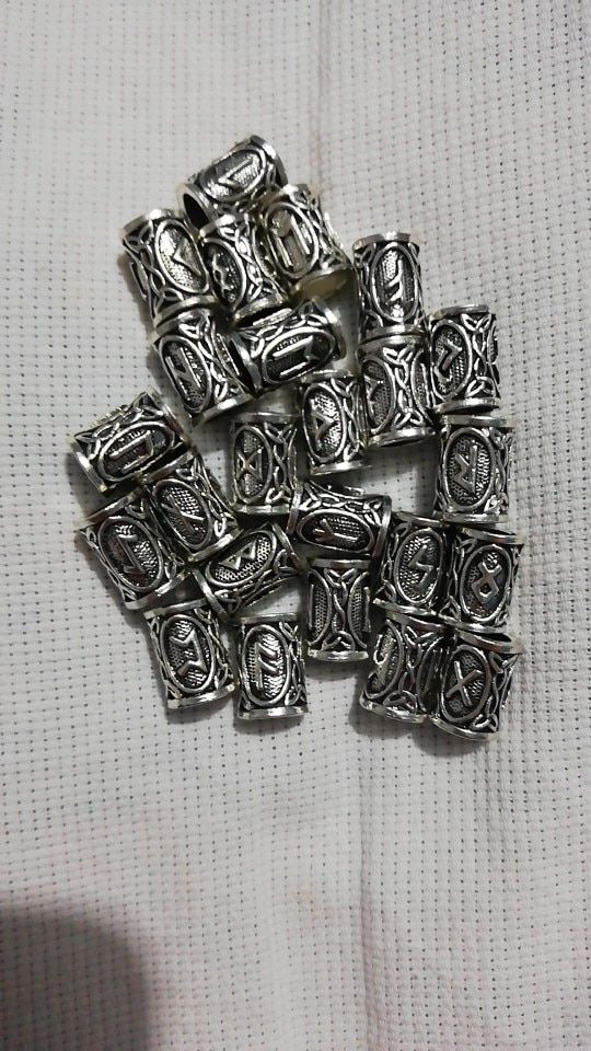 Customer photo review of PERLE VIKING - LOT DE 24 RUNES