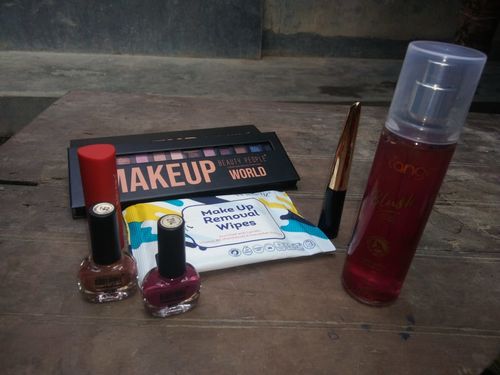 Customer photo review of Beauty People Highly Pigmented Eyeshadow Palette - 12 Colors - All Shimmer - 02