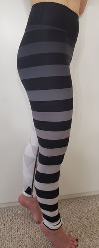 Customer photo review of Triangle Geostripes Leggings