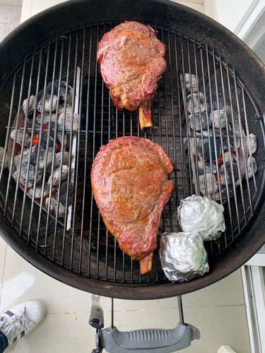 Reseña con foto de un cliente sobre Rib Eye Cowboy Steak