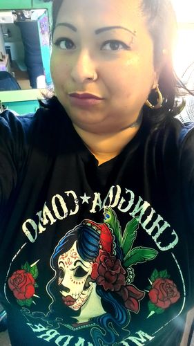 Customer photo review of UNISEX Chingona Como Mi Madre T-Shirt