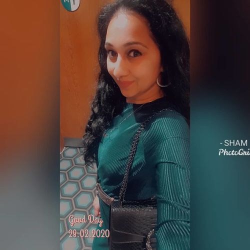 Customer photo review of Femni Vegan Alligator Crossbody Bag (Onyx)