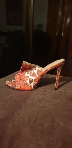 Customer photo review of Sandales à talons fins à imprimé plumes de paon