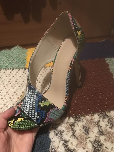 Customer photo review of Sandales à talons fins et à bout ouvert en peau de serpent Colorblock