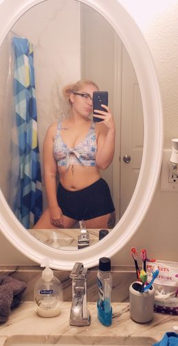 Customer photo review of Front Knot Gym to Swim Sports Bra - White Floral