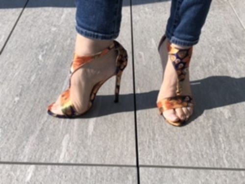 Customer photo review of Sandales à talons fins et empiècements en plumes de paon