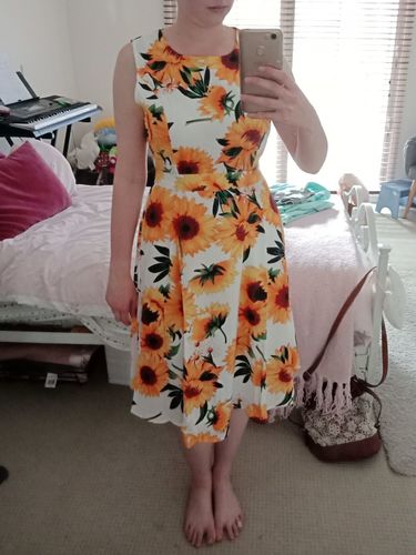 Customer photo review of GELBE UND WEIßE 1950ER JAHRE SONNENBLUMEN KLEID