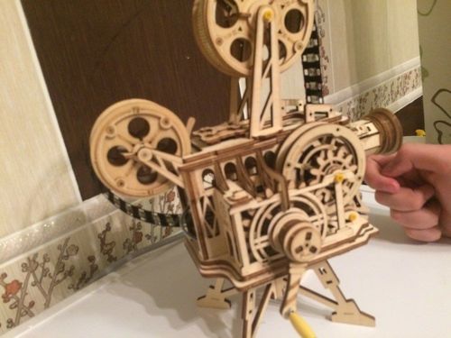 Customer photo review of Robotime Vitascope - Hand Crank Projector