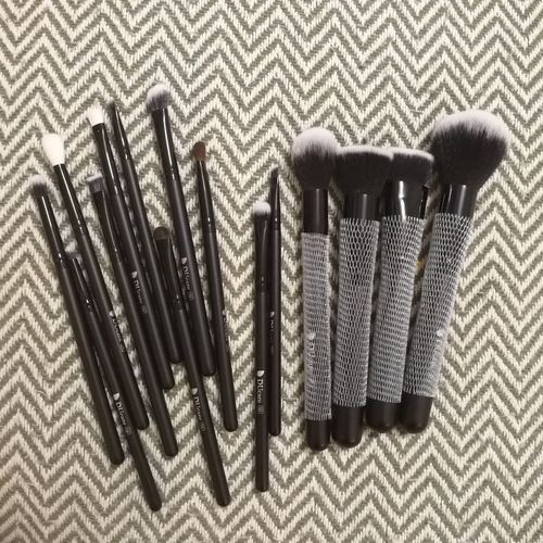 Customer photo review of 27 Kit Pinceau Maquillage Complet Professionnel Poudre / Fond de Teint / Contouring / Anti-cernes / Highlight / Fard Paupiere / Eyeliner