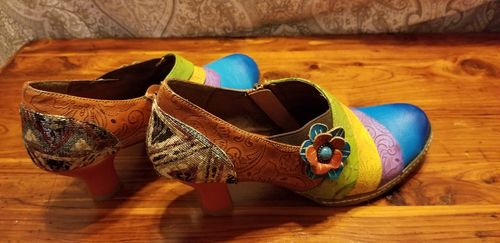 Customer photo review of Pre-sale Bohee Women Retro Handmade Embossed Speliced Leather Pumps