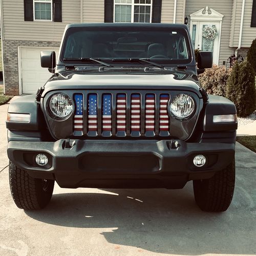 Customer photo review of US Flag Mesh Grille Insert - Red & Blue (18-19 Jeep Wrangler JL)