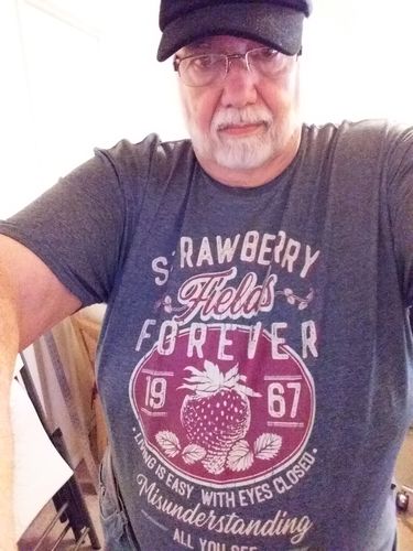Customer photo review of The Beatles - Strawberry Fields Forever - Men's T-Shirt
