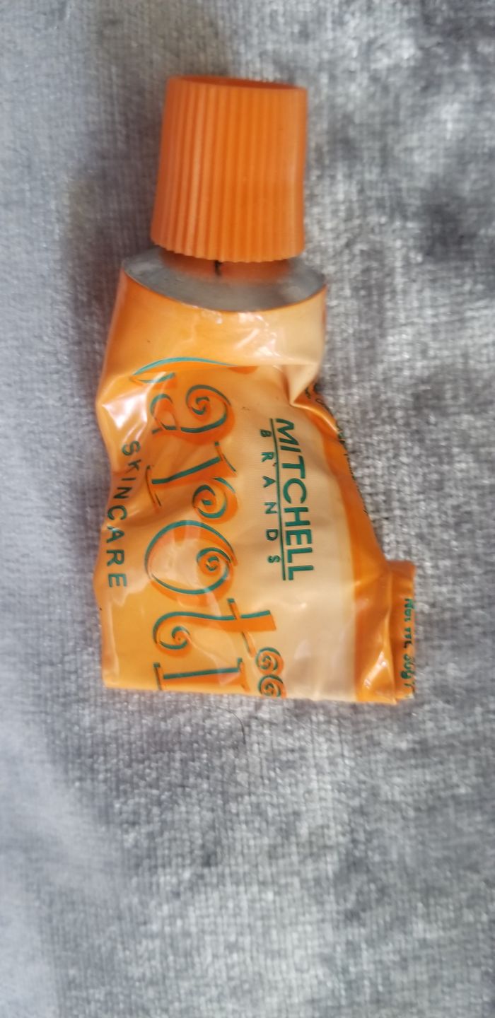 Customer photo review of Carotis Skin Brightening Cream 50g / 1.7 fl oz
