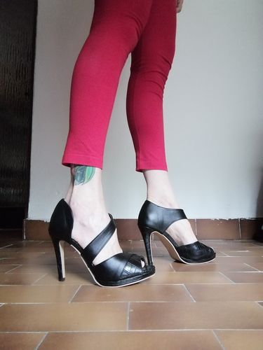 Customer photo review of Peep Toe Cut Out Talons Minces