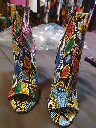 Customer photo review of Bottes à talons chunky colorés en peau de serpent