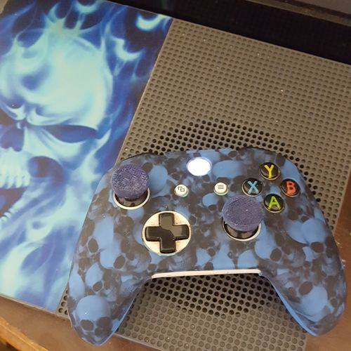 Customer photo review of Blue Skulls - XBOX One Controller Skin