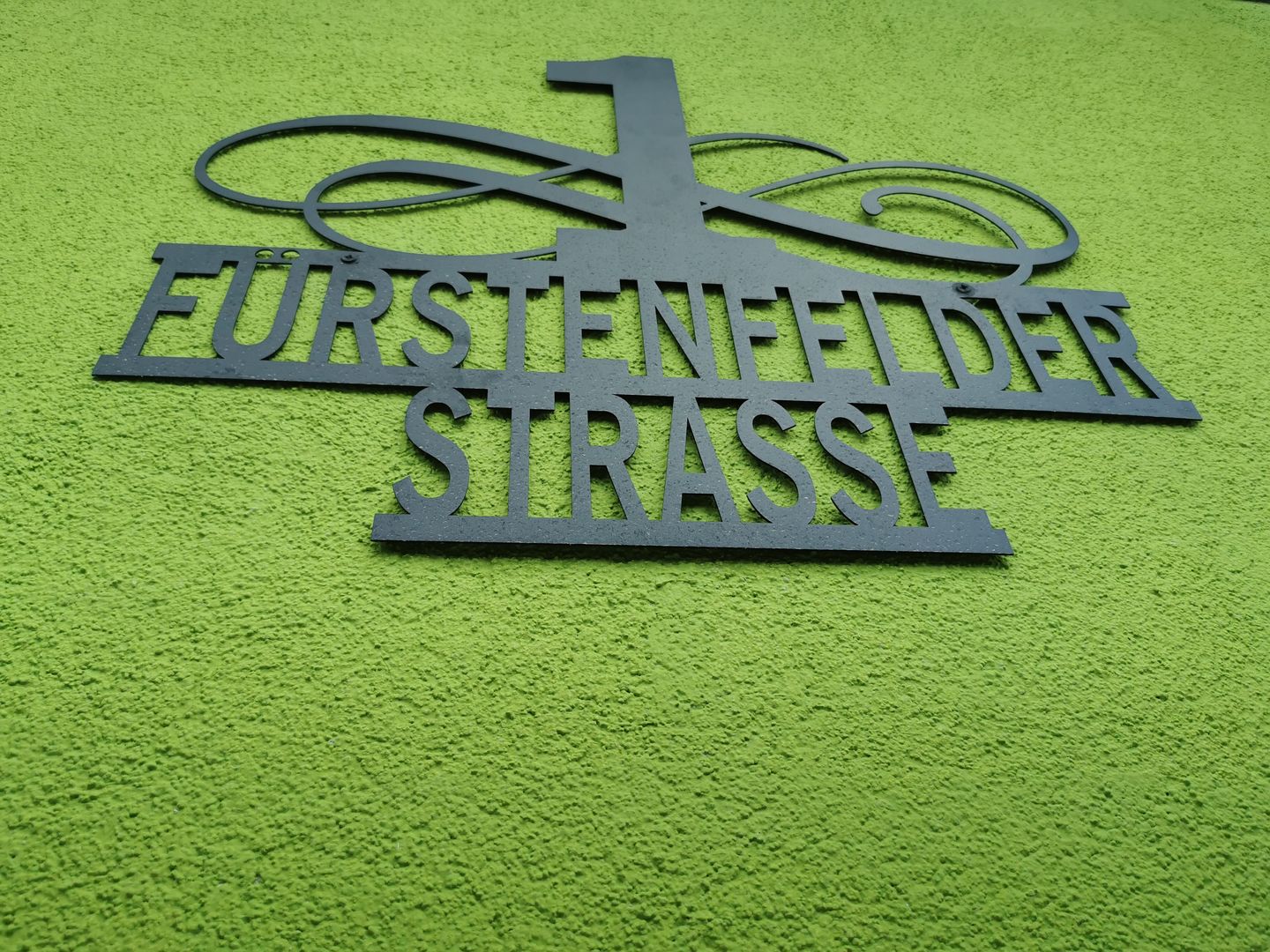 Customer photo review of Hausnummern-Monogramm "Ornamental Style" zweizeilig mit Namen (personalisierbar)