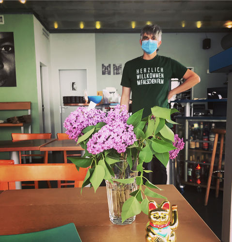 Customer photo review of Herzlich willkommen im falschen Film  - Standard Shirt Damen/Herren