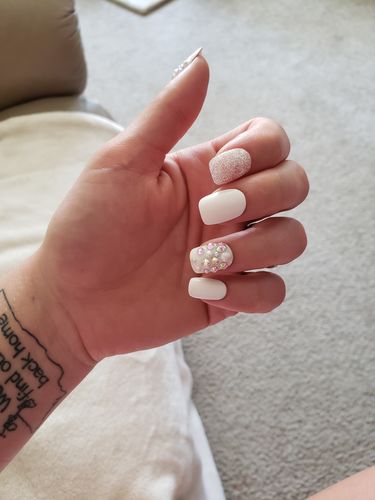 Customer photo review of HANDMADE- GLOSSY WHITE PEARL PRESS ON NAIL SET