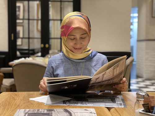 Customer photo review of (Square) Euphoria FORTUNE MixSatin Silk Scarf