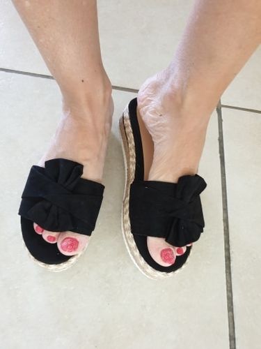 Customer photo review of Women Casual Daily Comfy Bowknot Slip On Sandals