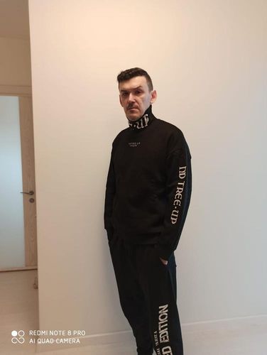 Customer photo review of Gaido Embrico Sweatshirt