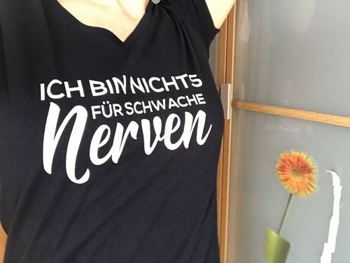 Customer photo review of Nichts für Schwache Nerven  - V-Neck Damenshirt