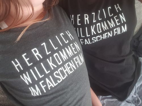 Customer photo review of Herzlich willkommen im falschen Film  - Damenshirt