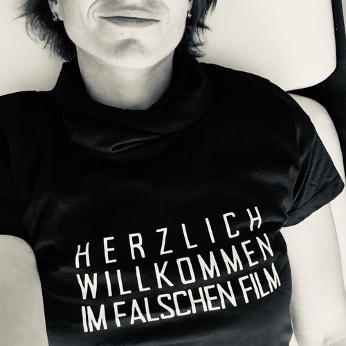 Customer photo review of Herzlich willkommen im falschen Film  - Damenshirt