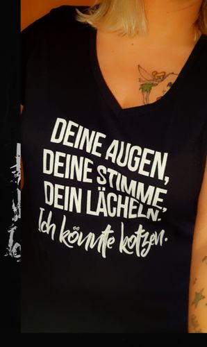 Customer photo review of Deine Augen Kotzen Words on Shirts  - V-Neck Damenshirt