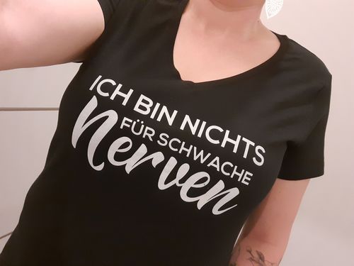 Customer photo review of Nichts für Schwache Nerven  - V-Neck Damenshirt