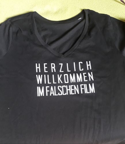 Customer photo review of Willkommen im falschen Film V Neck   - V-Neck Damenshirt