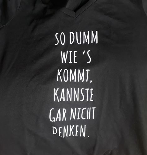 Customer photo review of So dumm wie's kommt - Words on Shirts  - V-Neck Damenshirt